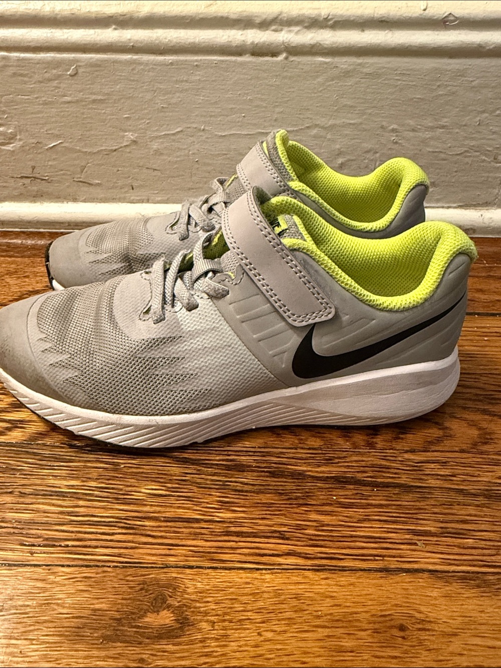 Nike Kids Light Gray Sneakers with Neon Yellow Lining